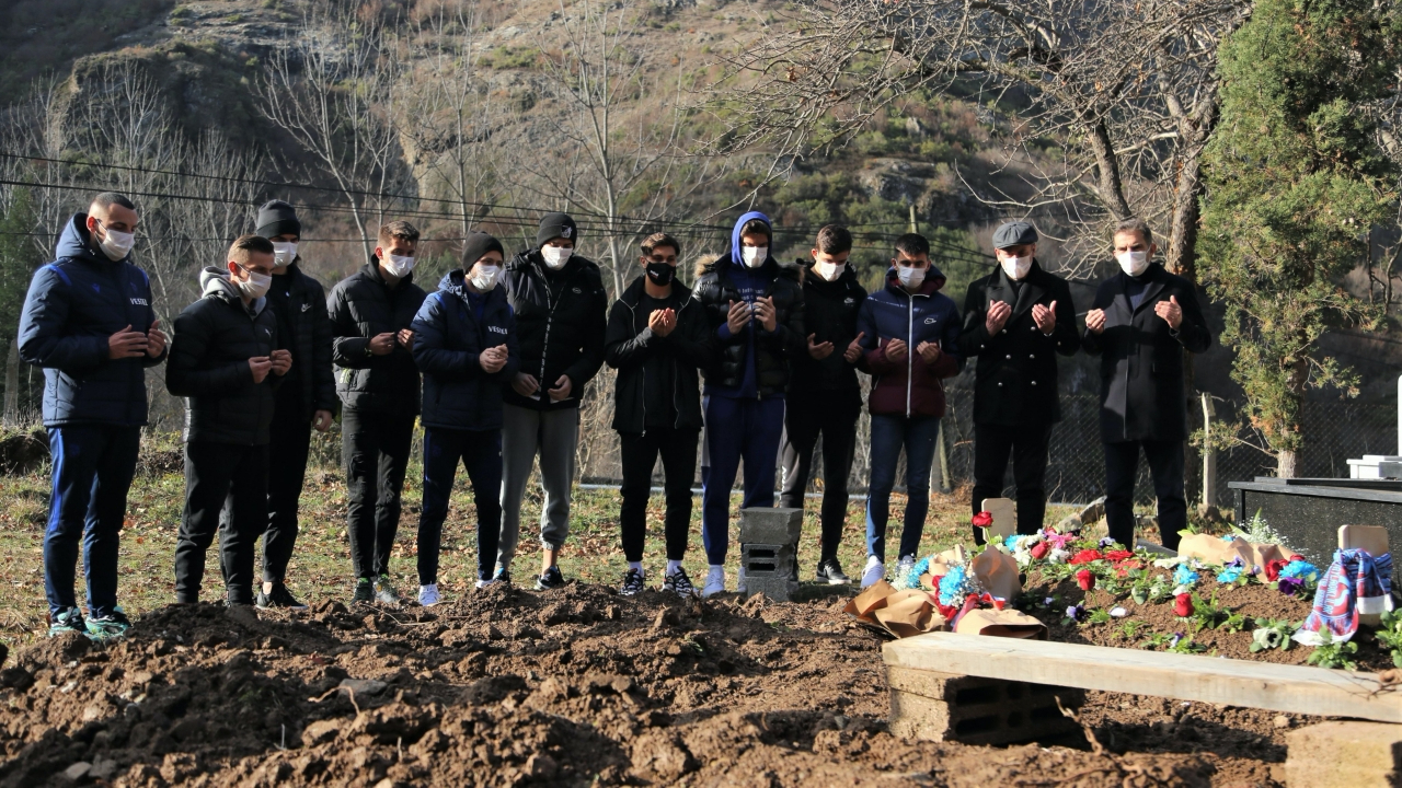Abdullah Avcı ve futbolcular, Özkan Sümer'in mezarını ziyaret etti