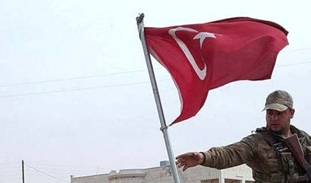 Sıcak çatışma! Köye Türk bayrağı diktiler...