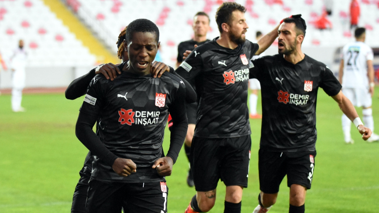Sivasspor, Gençlerbirliği karşısında 3 puanı 3 golle aldı