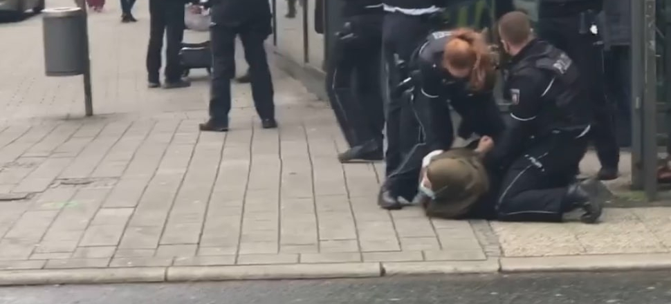 Alman polisinden başörtülü kadına şiddet