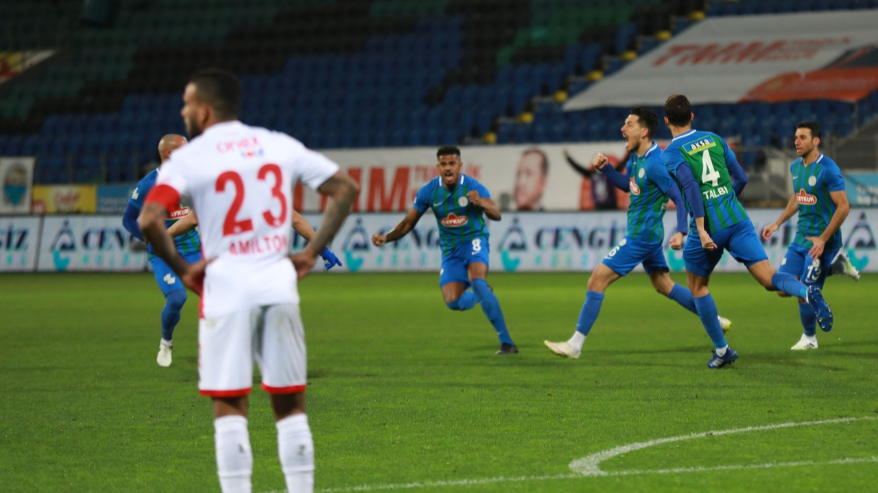 Çaykur Rizespor-Antalyaspor maçında çaylar Milan Skoda'dan...