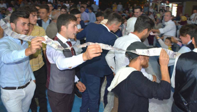 Düğünde 40 metrelik takı kuyruğu oluşturdular!
