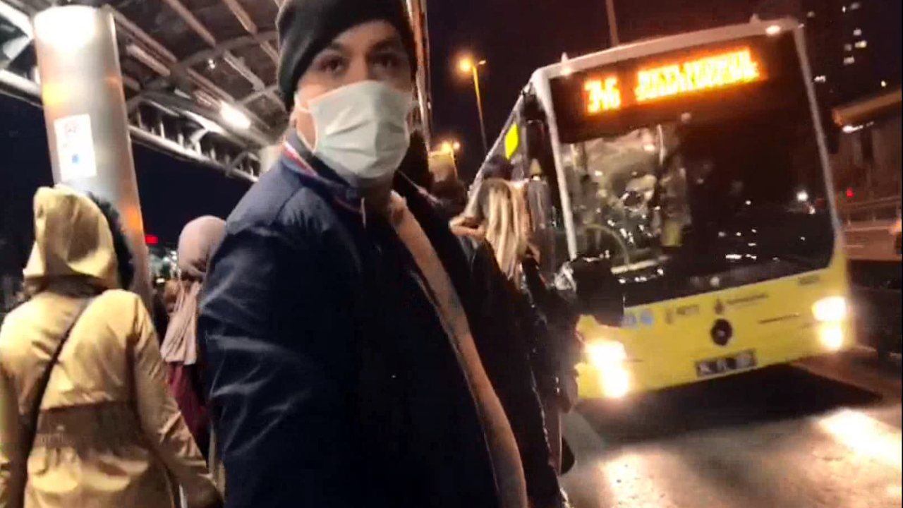 Kısıtlama öncesi metrobüsler yine tıklım tıklım