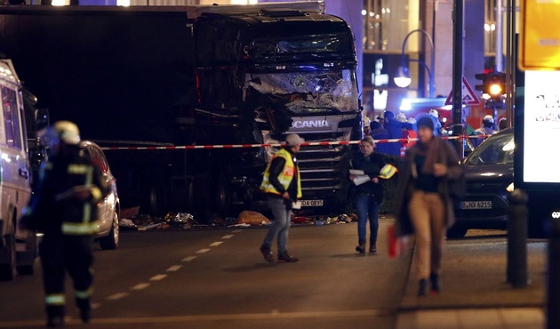 Dünyanın her yerinde aranan zanlı İzmir'de yakalandı!