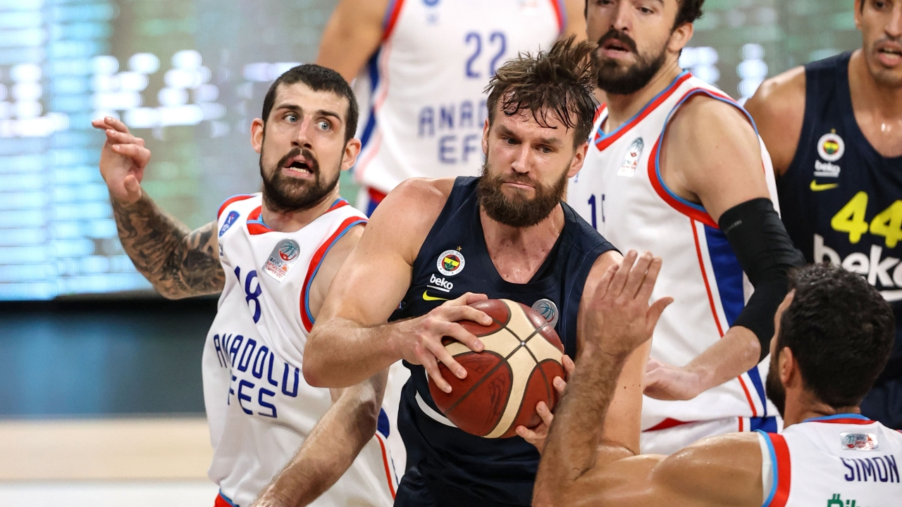 Anadolu Efes evinde Fenerbahçe Beko'yu 13 sayı farkla mağlup etti