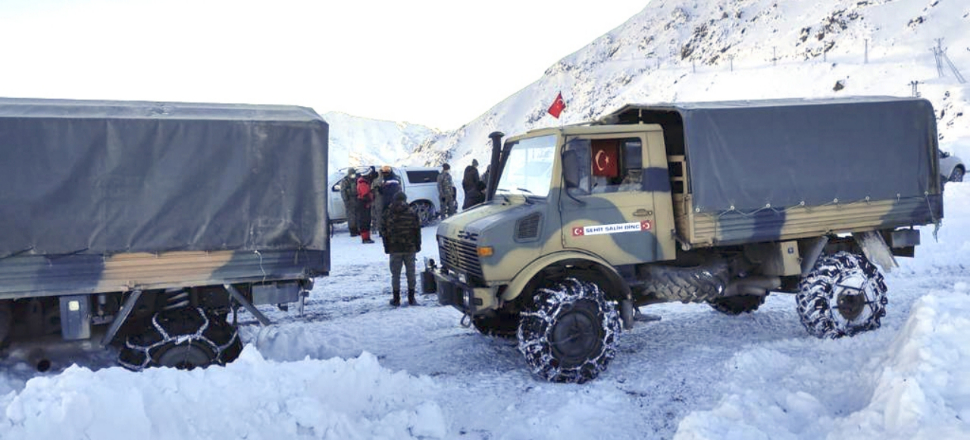 İki asker çığ altında kaldı: Bir şehit
