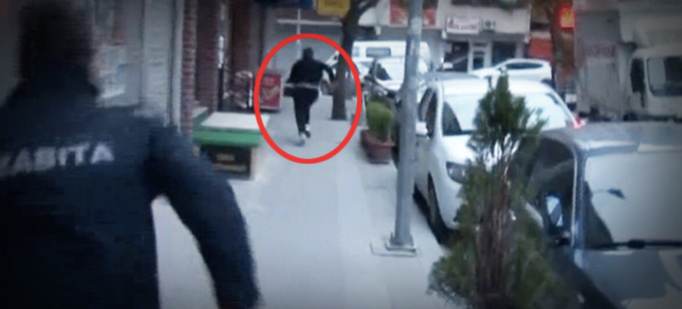 Yasağa rağmen internet kafeyi açtılar... Polisi görünce arka kapıdan kaçtılar!