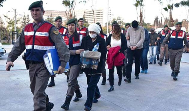 Kan donduran itiraflar: Cesedin üzerine oturup sigara içmişler!