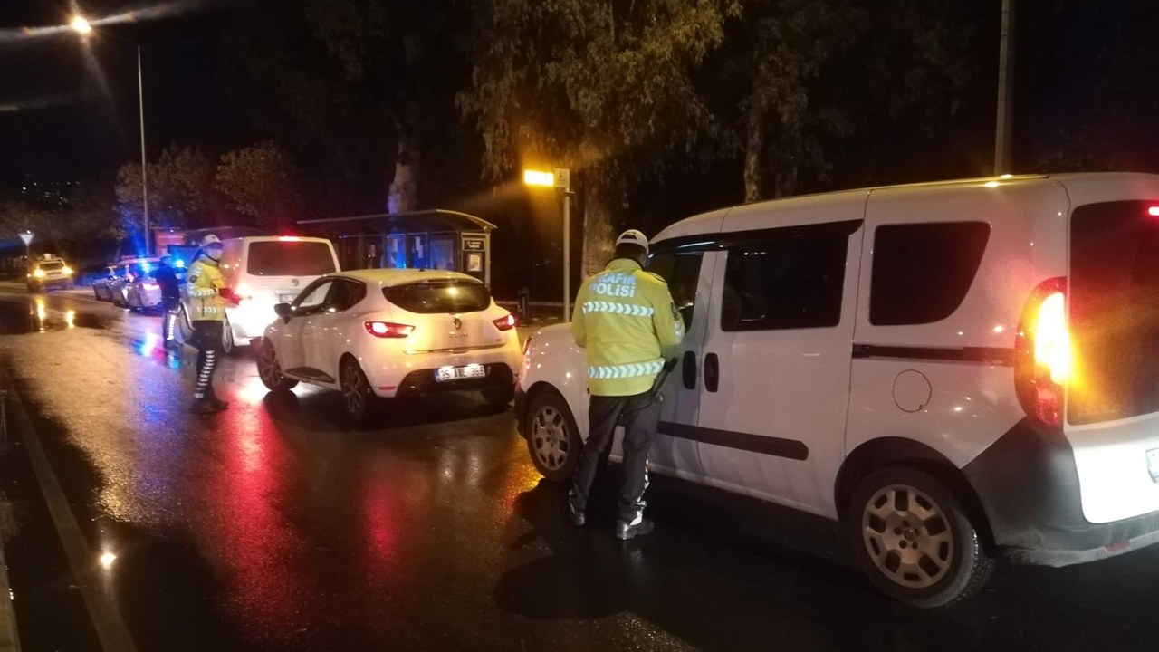 İzmir’de trafik polisleri 53 bin 550 lira ceza kesti