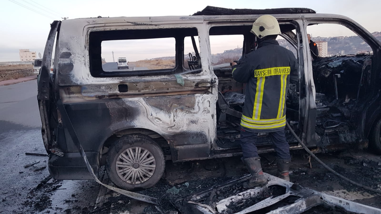 Minibüste çakmak gazı patladı 3 kuzen yaralandı