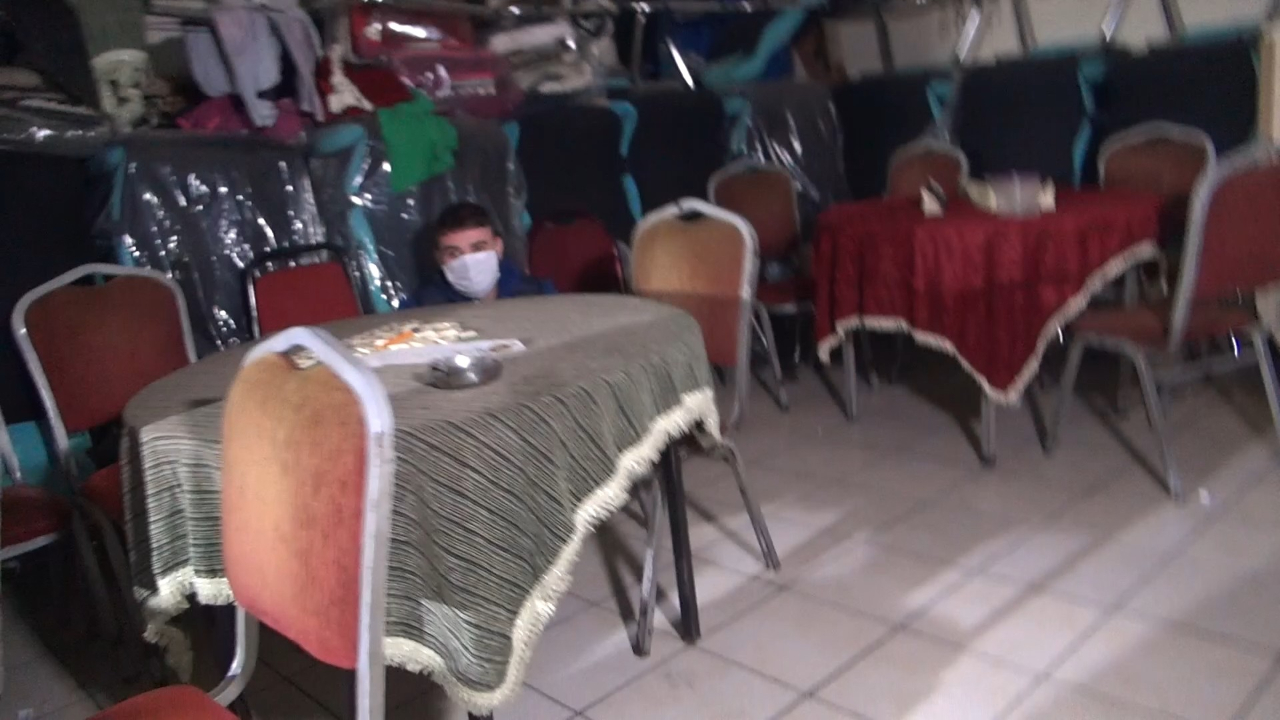 Polis baskınında masanın altında yakalandı 'Ayakkabılarımı bağlıyordum' dedi