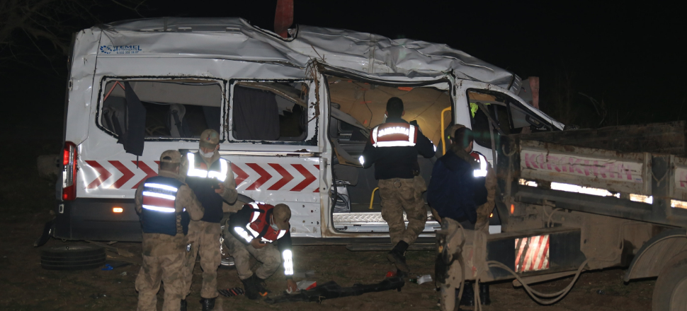 Sağlıkçıları taşıyan araç devrildi: 1 ölü, 12 yaralı