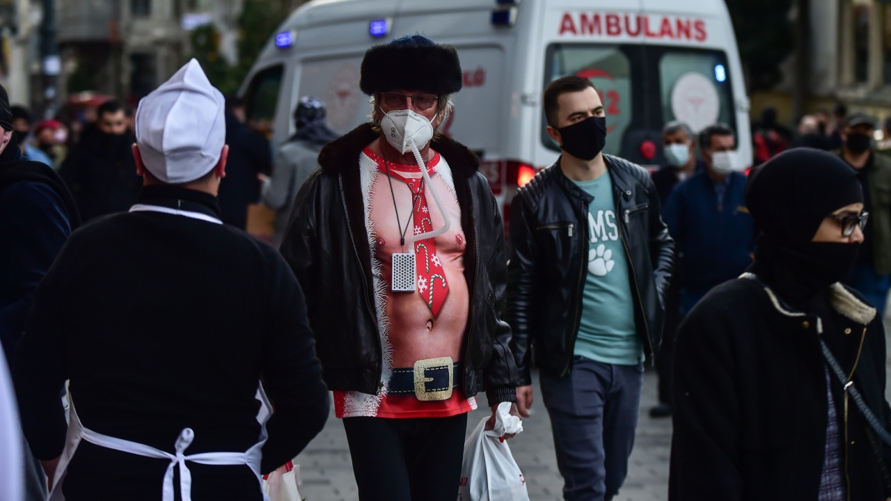 Tuhaf giyimli turist ilgi odağı oldu