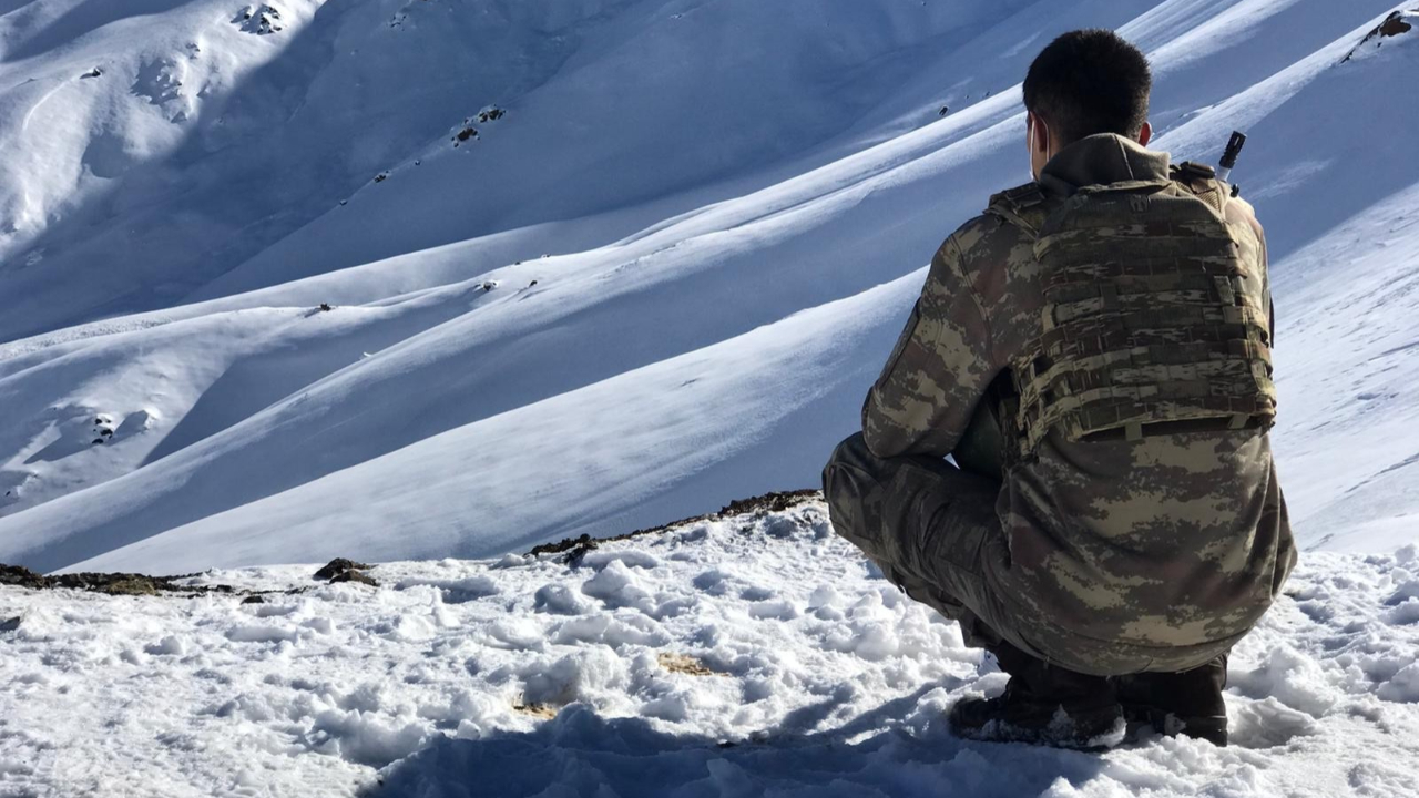 Çığ altında kalan askerin naaşına ulaşıldı