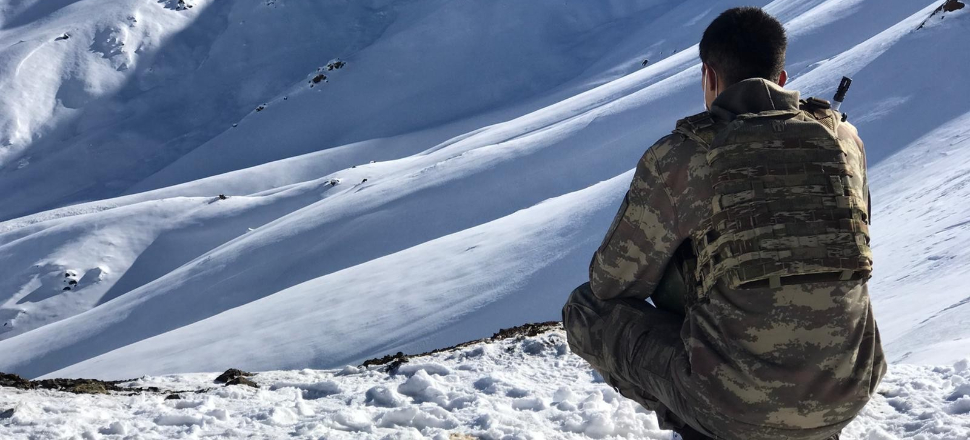 Çığ altında kalan askerin naaşına ulaşıldı