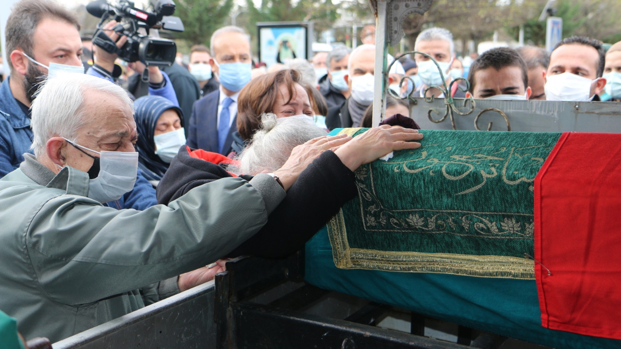 Koronavirüsten ölen Dr. Ali Murat Uludoğan toprağa verildi
