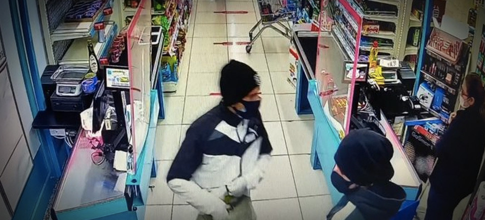 Kasiyeri silahla tehdit edip marketi soydular!