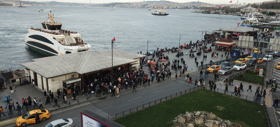Eminönü ve Galata Köprüsü'ne vatandaş akın etti
