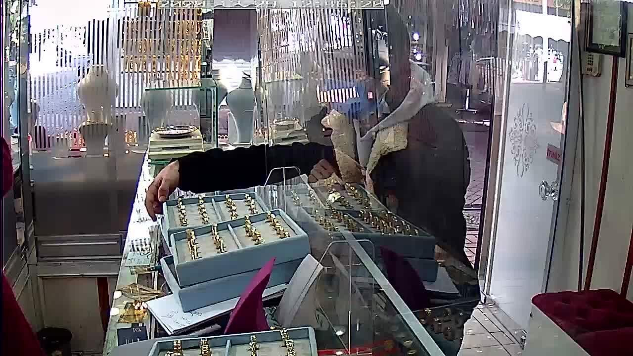 Kuyumcudan 30 bin TL'lik yüzükleri tablasıyla çaldı!