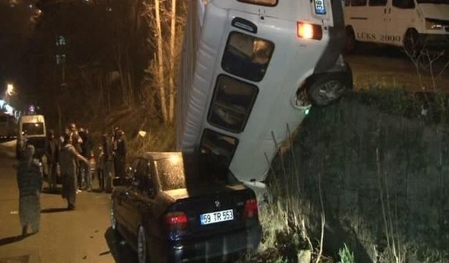 Minibüs 3 metreden aşağıya çakıldı
