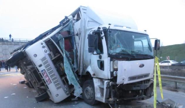 Servis minibüsü kamyonla çarpıştı: 4'ü ağır, 27 yaralı