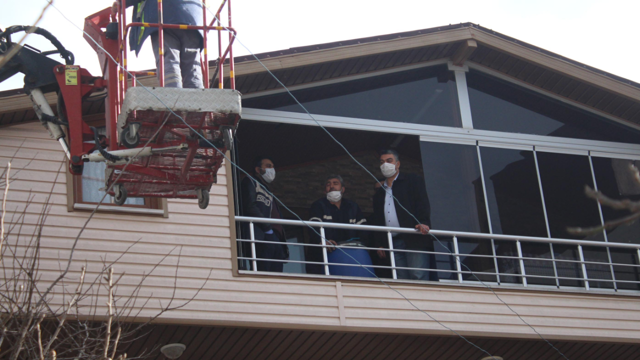 Tekirdağ'da polis, çatı katında yarım ton sahte içki ele geçirdi
