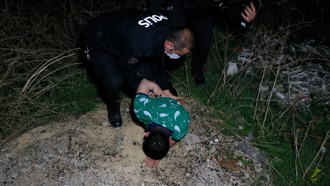 Polisten kaçan şüpheliler otomobille tarlaya uçtu