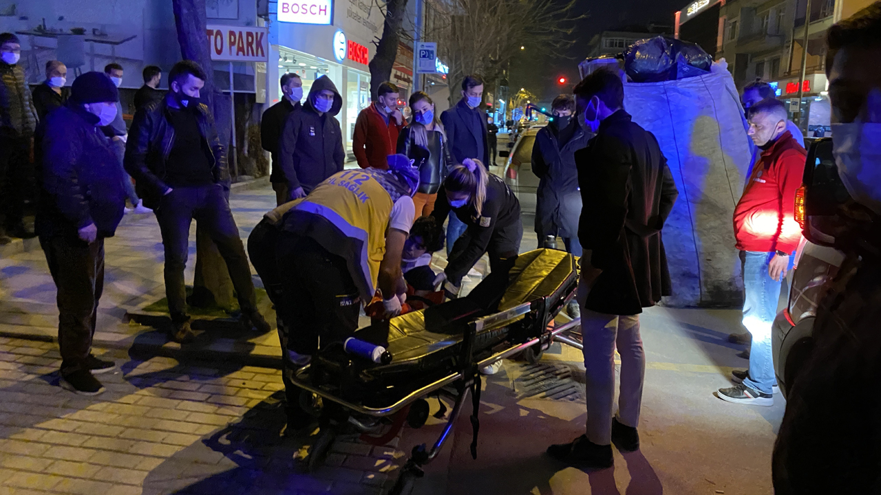 Önündeki aracı sollarken kağıt toplayan çocuğa çarptı