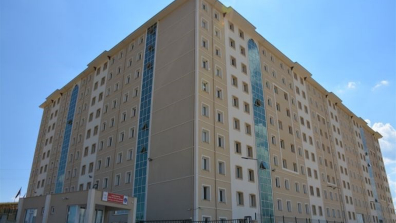 Karantinadan kaçan zanlıyı jandarma koşarak yakaladı