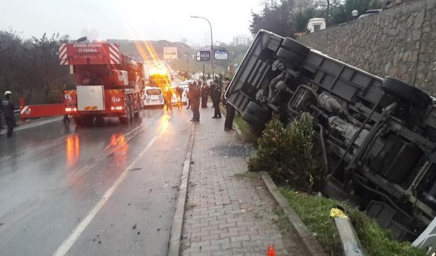Ümraniye'de Çevik Kuvvet otobüsü devrildi: 5 yaralı
