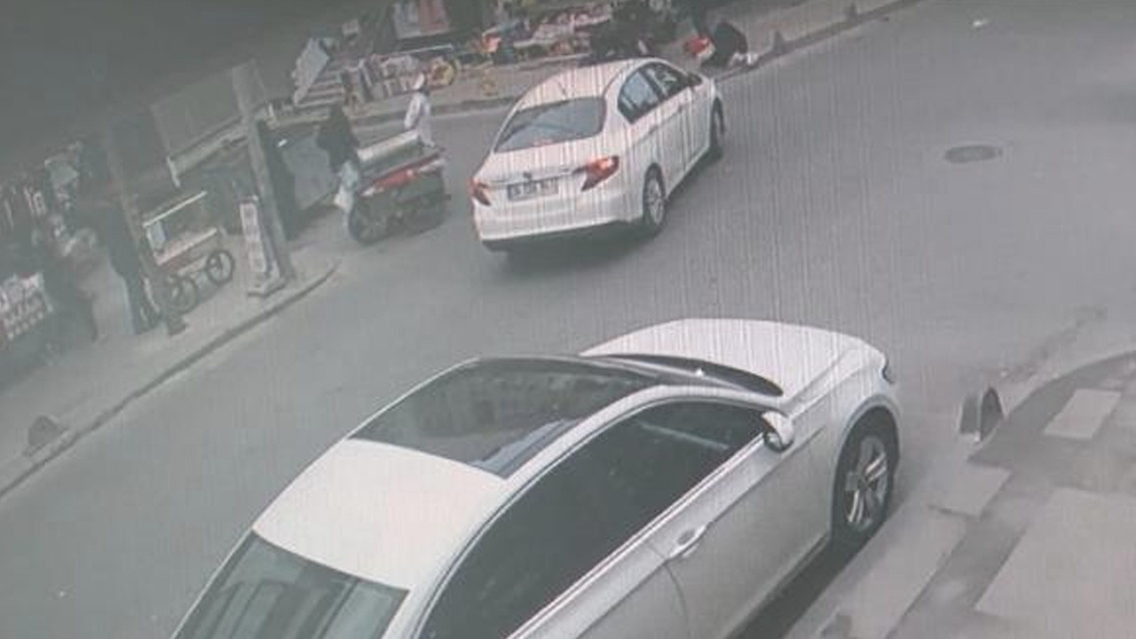 Küçükçekmece'de motosiklet önce otomobile sonra kadına çarptı!