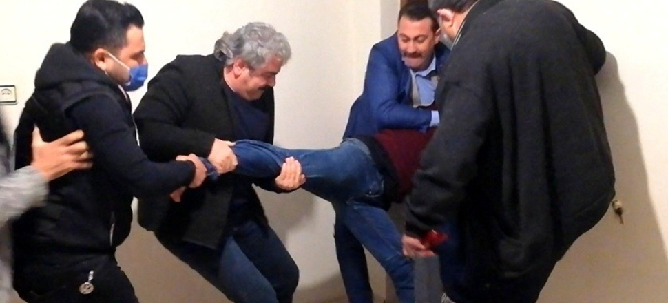 Sevdiği kızla evlenemeyen genç dokuzuncu kattan atlamaya çalıştı