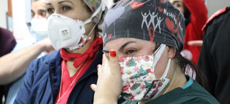 Sağlık çalışanlarına yapılan yeni yıl sürprizi ağlattı
