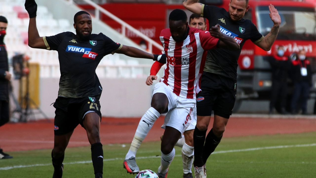 Denizlispor Sivasspor'dan son dakikada 1 puan aldı!