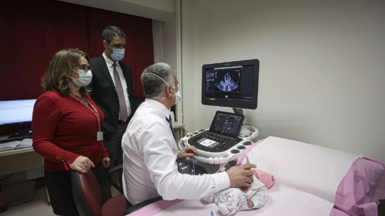 Mucize bebek anne karnında kalp ameliyatı oldu