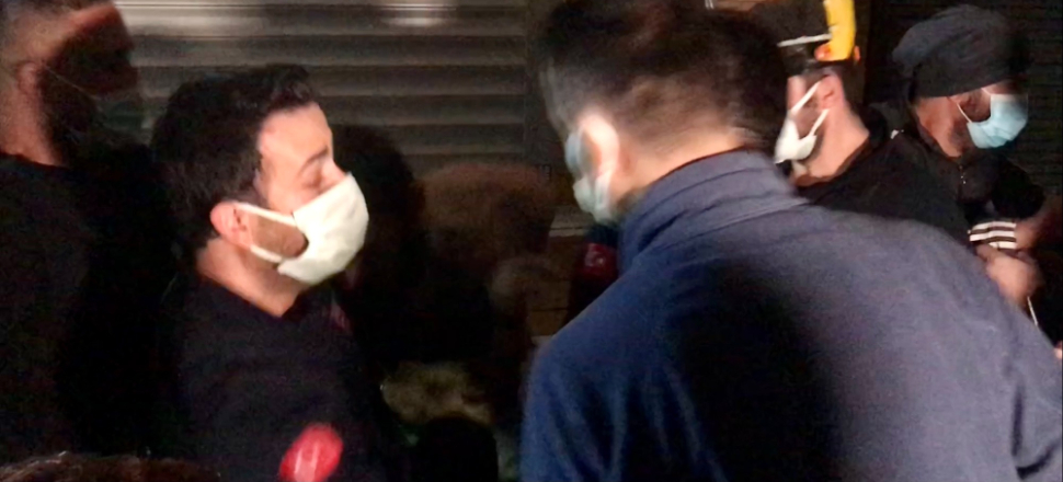 Sağlık görevlilerine kafa attı!