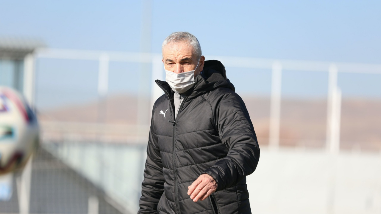 Rıza Çalımbay: “Hakemler oyunculara düşman gibi”