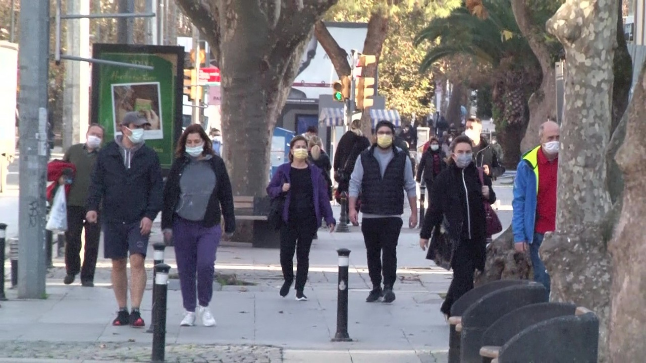 Bağdat Caddesi kısıtlamaya rağmen doldu, taştı