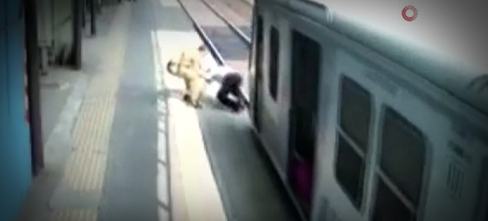 Hindistan’da polis, bir kişiyi trenin altında kalmaktan son anda kurtardı!