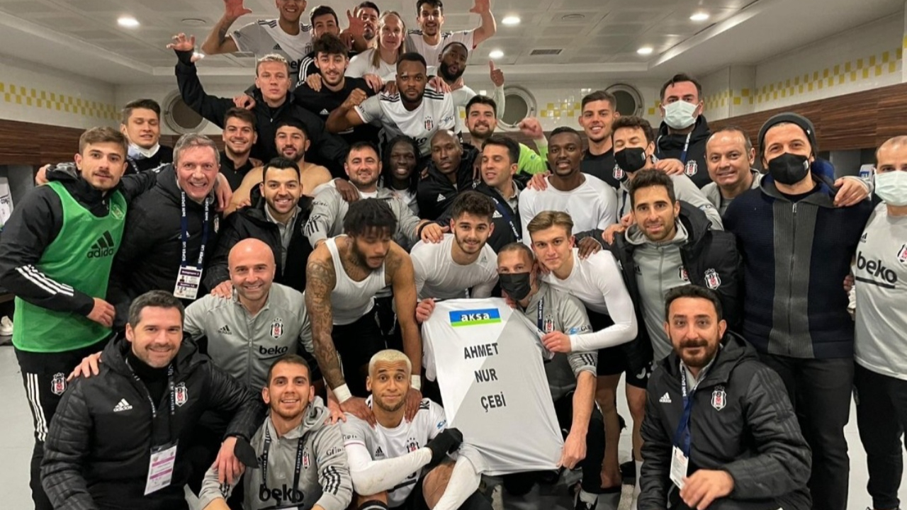 Beşiktaşlı futbolcular galibiyeti Ahmet Nur Çebi’ye armağan etti
