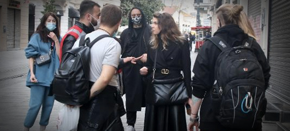 İstiklal Caddesi'nde sigara için turistlere ceza kesildi!