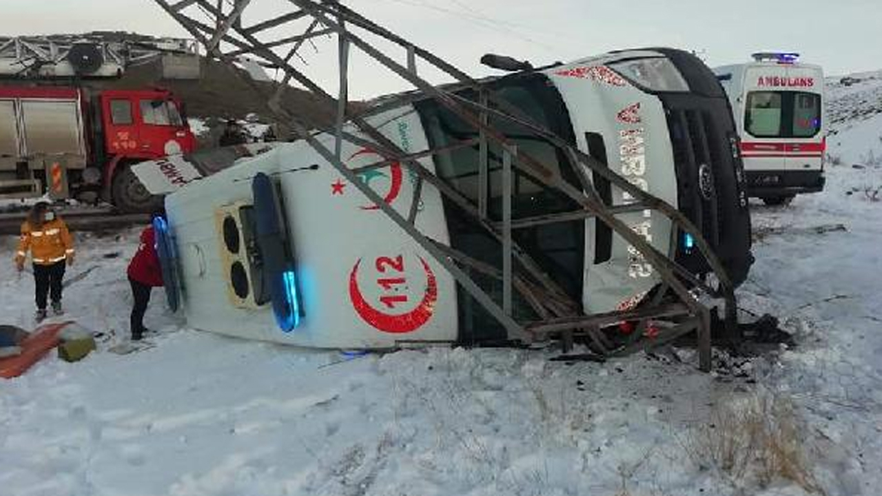 Hasta alan ambulans elektrik direğine çarpıp, yan yattı: 5 yaralı