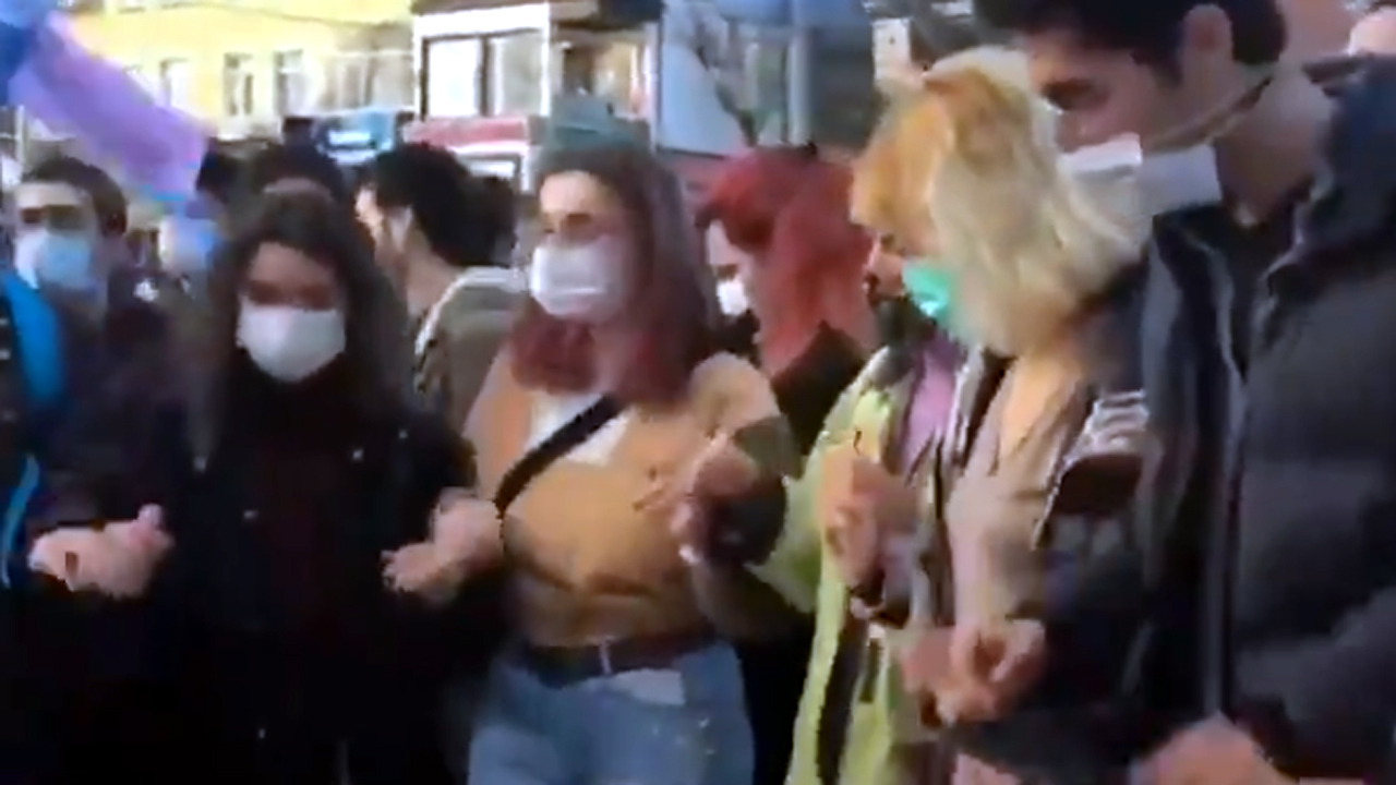 Boğaziçi Üniversitesi'nde DHKP-C marşlarıyla halay!