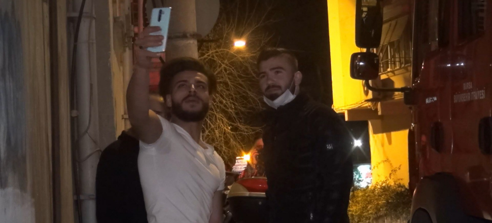 Evi yanarken canlı yayın yaptı