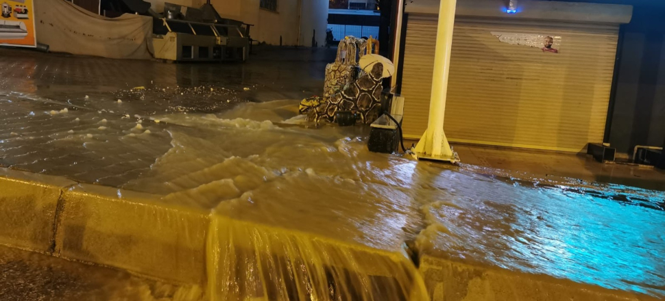Kuşadası'nda yollar yarım saatte göle döndü!