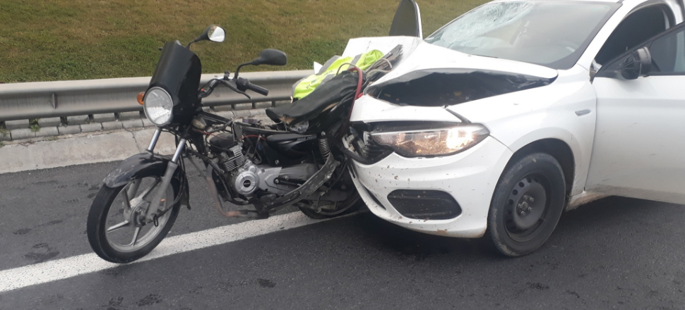 Motosiklet otomobile saplandı