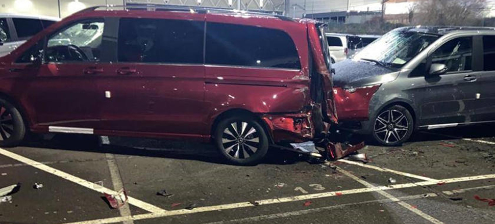 Kepçeyle Mercedes'in fabrikasına daldı