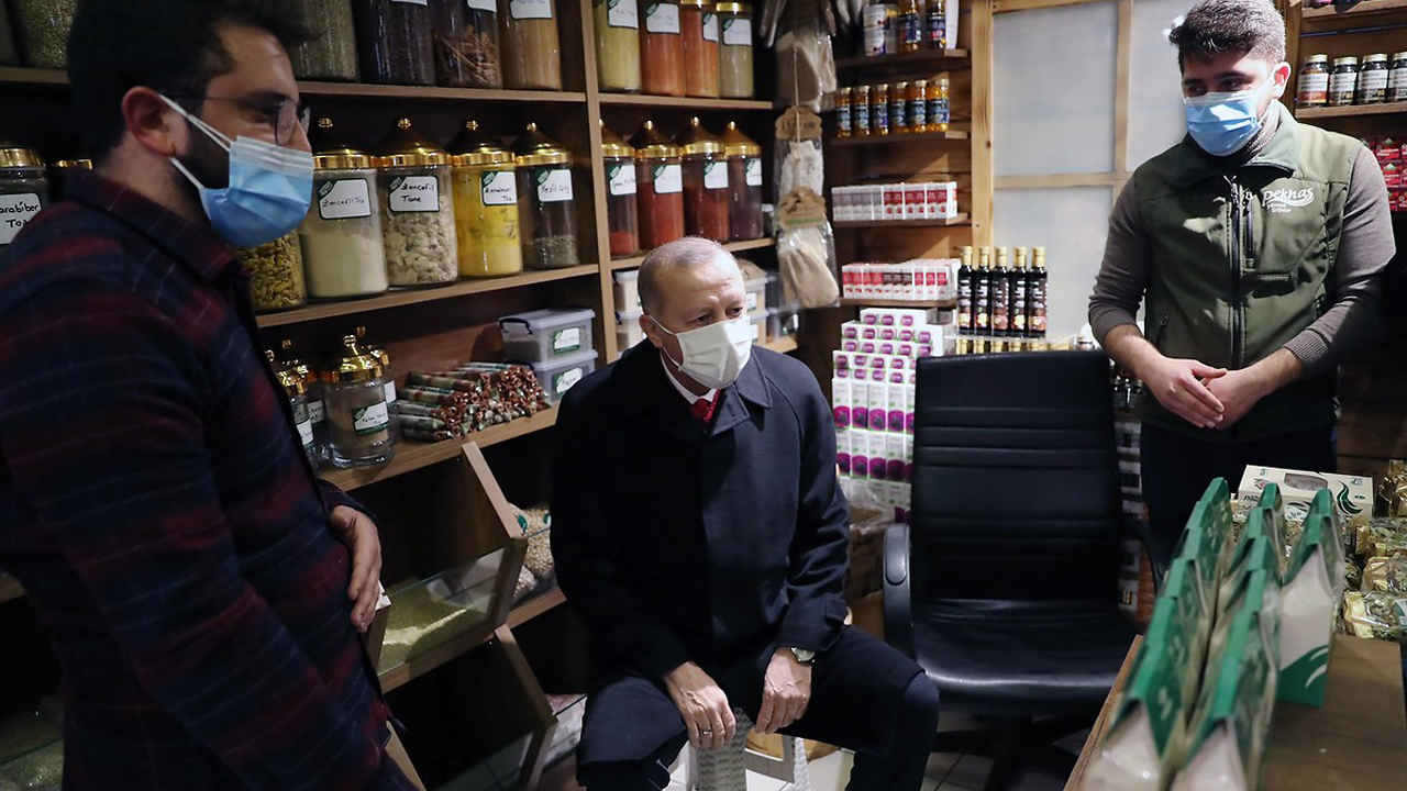 Kübra Par hangi ülkede gazetecilik yapıyor