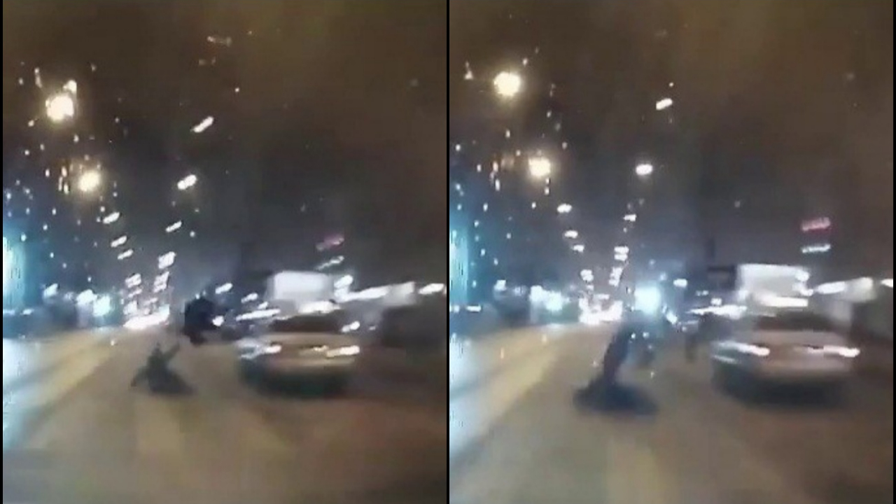 Karşıya geçerken iki otomobilin altında kaldılar