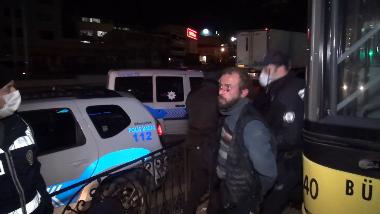Denetim yapan polislere bıçak çekti